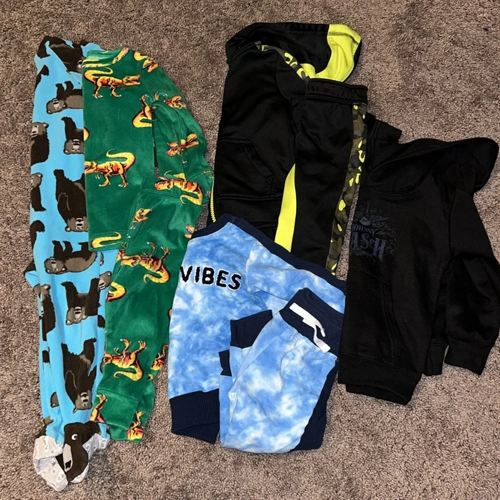 Babyboy 18m fall & winter pjs matching set sweatshirt bundle!!